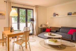 ein Wohnzimmer mit einer Couch und einem Tisch in der Unterkunft Villa Baltic Sun in Ostseebad Sellin