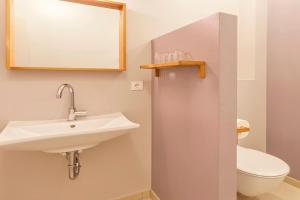 ein Badezimmer mit Waschbecken und Toilette in der Unterkunft Villa Baltic Sun in Ostseebad Sellin + 2 Fotos