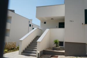 Una escalera que conduce a un edificio blanco. en Villa Novak, en Rab
