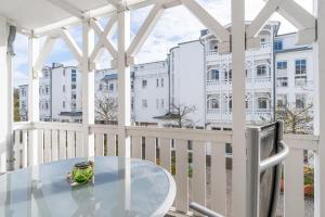 einen Tisch auf einem Balkon mit Blick auf die Gebäude in der Unterkunft Seepark Sellin FeWo AG Whg 314 in Ostseebad Sellin