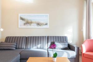 ein Wohnzimmer mit einer Couch und einem Tisch in der Unterkunft Seepark Sellin FeWo AG Whg 314 in Ostseebad Sellin