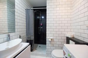 a bathroom with a shower and a toilet and a sink at HAPPYESTATE ul Biskupia 3 min do Rynku in Wrocław +7 photos