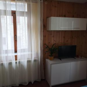 TV a/nebo společenská místnost v ubytování Monolocale Valbuia