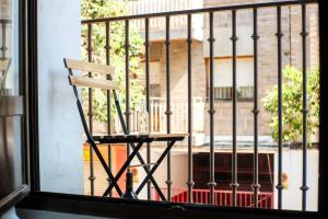 a chair sitting on a balcony next to a window at Casa Cosmos Arcade WiFi 4 Huéspedes in Zaragoza