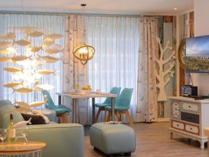 a living room with a fish hanging from the ceiling at Florida App 1 Montag in Boltenhagen