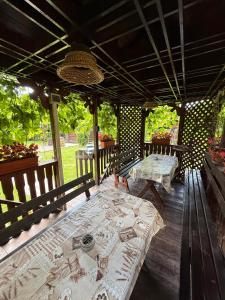 un patio con una mesa y bancos en una terraza en Dor de munte, en Borşa