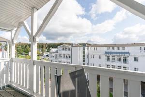ein Balkon mit Blick auf ein Gebäude in der Unterkunft Seepark Sellin FeWo AG Whg 383 in Ostseebad Sellin