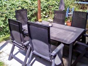 a wooden table and chairs sitting on a patio at Lütt Stuuv am Dorfanger in Barth
