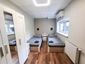 Posteľ alebo postele v izbe v ubytovaní Dimael Hostel & Apartments