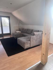 ein Wohnzimmer mit Sofa und Tisch in der Unterkunft Ferienwohnung "Landblick" in Tecklenburg