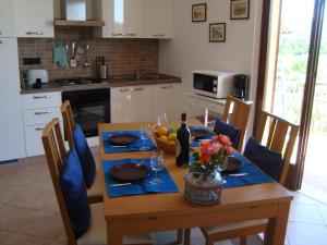 a kitchen with a wooden table with a bowl of fruit at Casa Sole Appartement con terrazzo in Bardolino