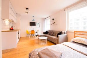 a living room with a bed and a couch at HAPPYESTATE ul Biskupia 3 min do Rynku in Wrocław