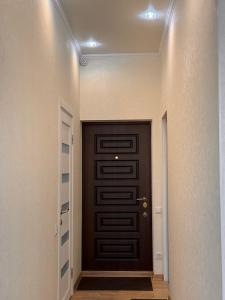 a hallway with a black door in a room at Апартаменты-студия с видом на море ЖК Kadorr 10 жемчужина in Odesa