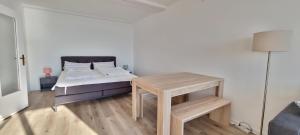 une petite pièce avec un lit et une table dans l'établissement Ostsee-Ferienpark, à Heiligenhafen