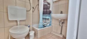 une petite salle de bain avec toilettes et lavabo dans l'établissement Ostsee-Ferienpark, à Heiligenhafen 25 autres photos