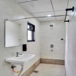 潘达尔普尔Hotel Sayba Classic的浴室里有洗手池和镜子