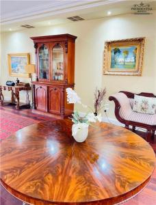 sala de estar con mesa de centro de madera en The Presidential Mansion, en Durban