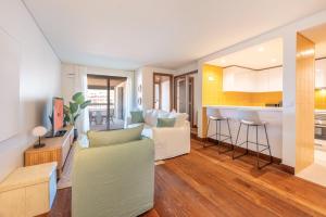 TorreにあるGuestReady - Sunny comfort with a balcony and poolのソファとキッチンのあるリビングルーム