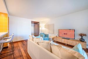 TorreにあるGuestReady - Sunny comfort with a balcony and poolのソファと薄型テレビのあるリビングルーム +21枚の写真