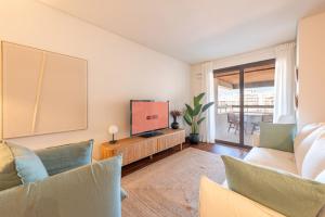 TorreにあるGuestReady - Sunny comfort with a balcony and poolの椅子2脚とテレビのあるリビングルーム