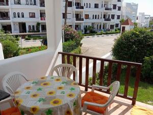 a table and chairs on the balcony of a apartment at Les jardins de cabo in Cabo Negro