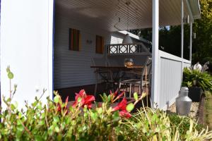 a porch of a house with a table at Ferienwohnung Am Moorweg in Ihlow