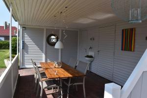 a patio with a wooden table and chairs at Ferienwohnung Am Moorweg in Ihlow