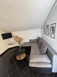ein Wohnzimmer mit einer Couch und einem Tisch in der Unterkunft Apartments Marina in Sukošan