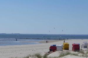 a beach with a bunch of containers on the sand at Oberbremer, Heidweg 6 in Nieblum