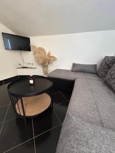 Ein Sitzbereich in der Unterkunft Apartments Marina