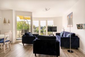 un salon avec deux canapés et une table dans l'établissement Villa Vogelsang Ferienwohnung 10 "Lachmöwe", à Binz