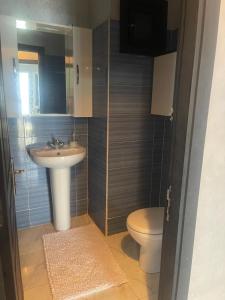 Un baño con lavabo e inodoro en appartement de luxuse, en Alhucemas