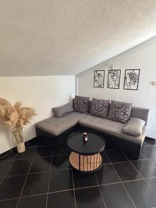 Ein Sitzbereich in der Unterkunft Apartments Marina