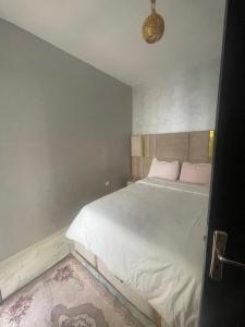 Un dormitorio con una gran cama blanca. en appartement de luxuse, en Alhucemas