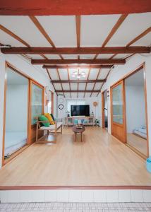 TV a/nebo společenská místnost v ubytování Udo Seaside House