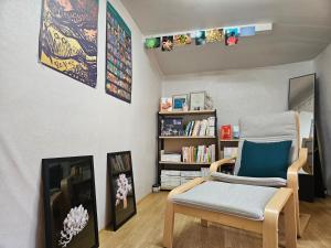 TV a/nebo společenská místnost v ubytování Udo Seaside House