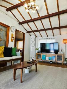 TV a/nebo společenská místnost v ubytování Udo Seaside House
