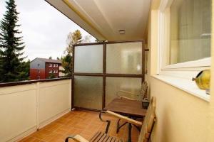 ein Balkon mit Tisch und Stühlen und einem Fenster in der Unterkunft Ferienwohnung Mattejiet in Sankt Andreasberg