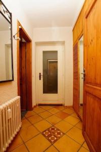 ein Flur mit einer Tür und einem Fliesenboden in der Unterkunft Ferienwohnung Mattejiet in Sankt Andreasberg