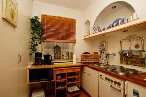 eine Küche mit Spüle und Herd in der Unterkunft Ferienwohnung Mattejiet in Sankt Andreasberg