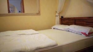 2 Einzelbetten in einem Schlafzimmer mit Spiegel in der Unterkunft Ferienwohnung Mattejiet in Sankt Andreasberg + 4 Fotos