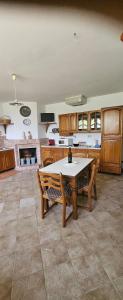 カザール・ヴェリーノにあるFlory appartament con piscinaの広いキッチン(テーブル、ベンチ2台付)