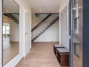 ゲーレン・レビンにあるLuxus-Ferien-VILLA CACCIATOREの階段のある廊下 +24枚の写真