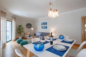 ein Esszimmer und ein Wohnzimmer mit einem Tisch und Stühlen in der Unterkunft BmyGuest - Arroios Lisbon Apartment in Lissabon