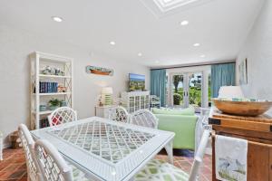Un comedor con mesa y sillas en Waters Edge villa by Peace Vacations, en Georgetown