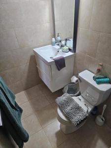 Un baño de Holiday Retreat with Private Pool and Amazing Views