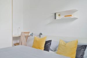Ein Bett oder Betten in einem Zimmer der Unterkunft KOSI am Meer ACHT