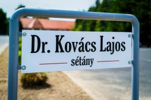 a white sign that reads dr kawasaki lagoas sidx sidx at Villa Oliver Kehidakustány in Kehidakustány