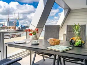 una mesa en un balcón con vistas a la ciudad en Hafenspitze App 23, en Wismar