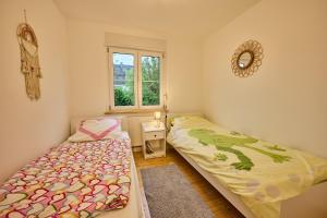 a bedroom with two beds and a window at Idyllische Ruhe Der Villa Hedwig in Kurort Gohrisch